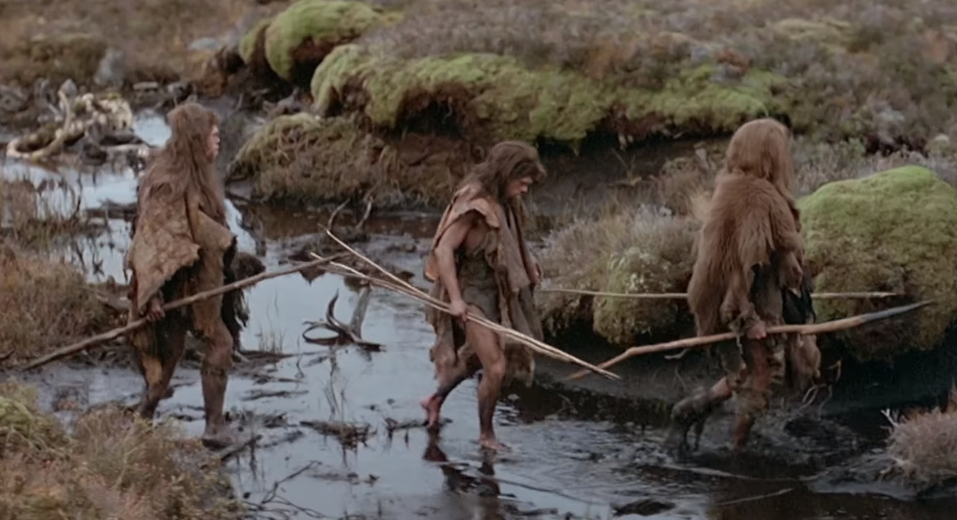 Первобытный человек всегда должен был оставаться на чеку. Кадр из фильма «Битва за огонь».