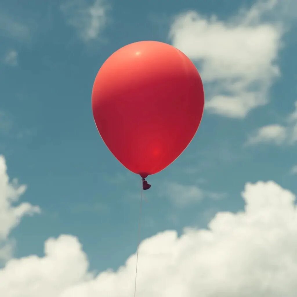Лети воздушный шарик. Улетающий воздушный шар. Воздушные шары в небе. Шарик улетел. Шарики в небе.