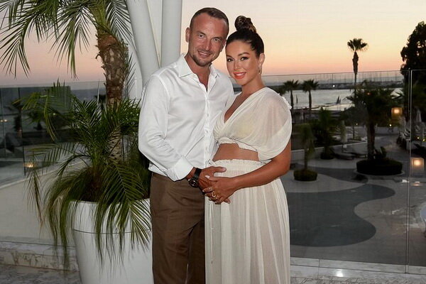 Беременная королева R&B Нюша отдыхает на Кипре с мужем - ФОТО