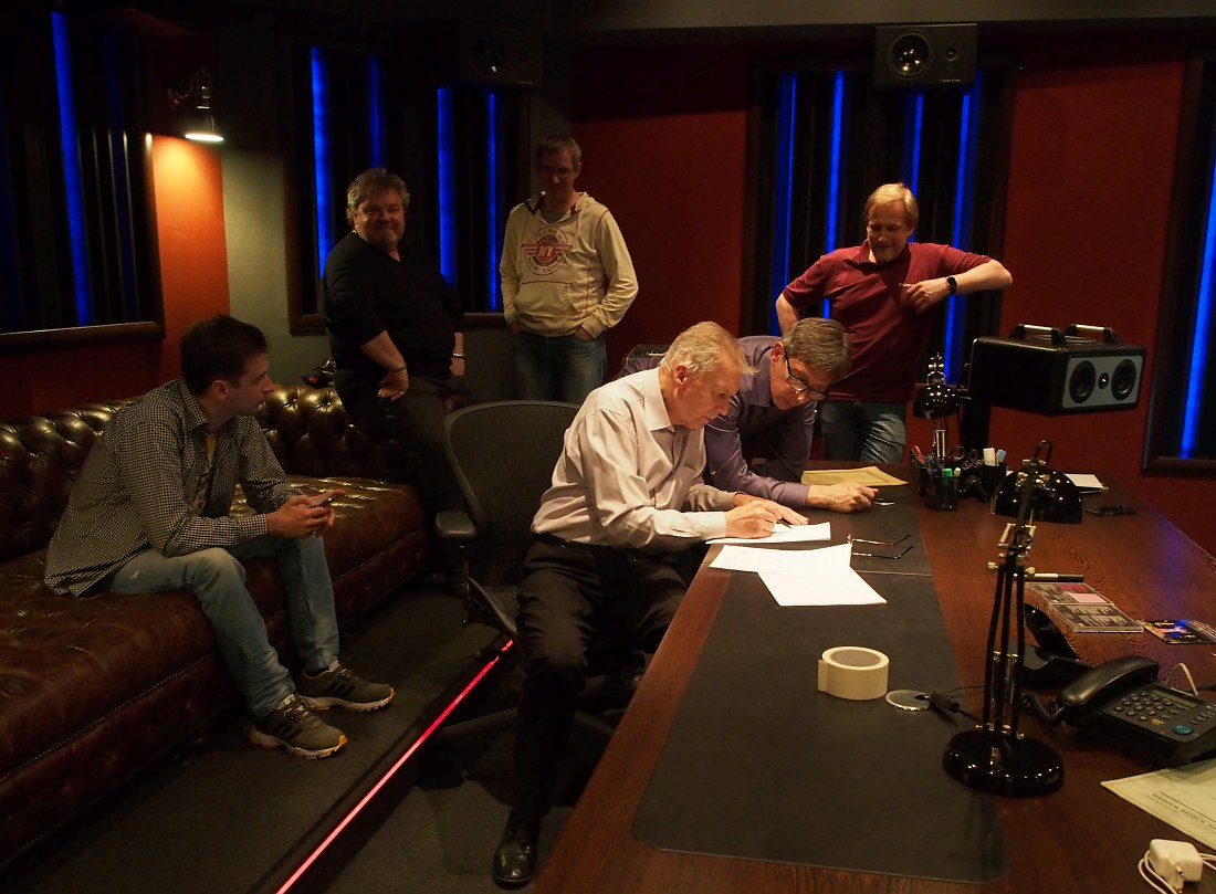 В аппаратной: гитарист Максим Шибин, продюсер Николай Богайчук, пианист Алексей Подымкин, гитарист Алексей Кузнецов, контрабасист Евгений Онищенко, звукорежиссёр Олег Тимофеев