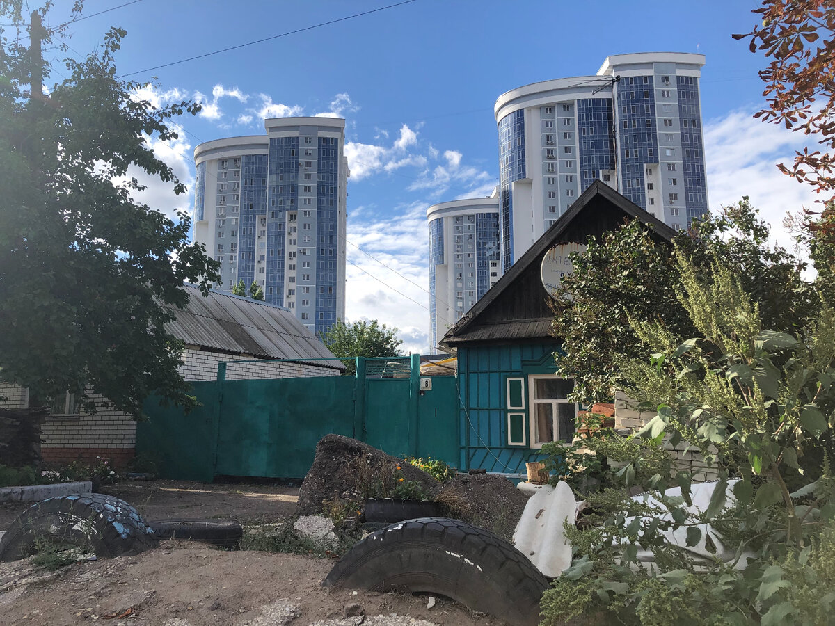 Это просто какой то кошмар. И это еще не все фотографии с этой улицы. Фото автора. Листайте ---->>>