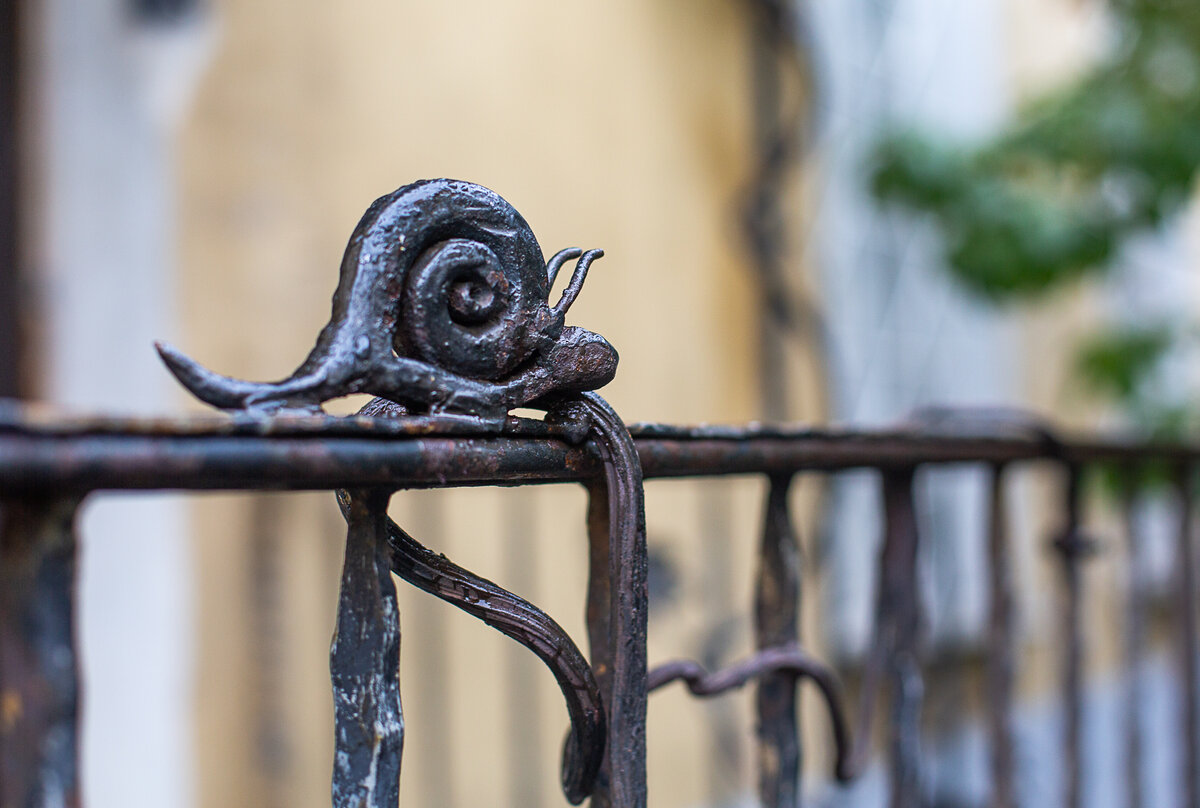 Улитка - одна из самых маленьких жанровых скульптур (арт-объектов, памятников) Москвы. Голиковский переулок,8. Фото автора статьи  