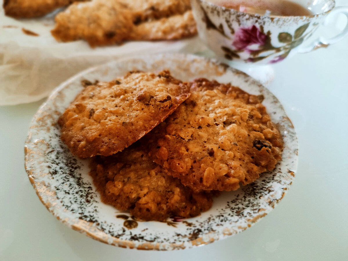 Овсяное печенье с орехами и изюмом