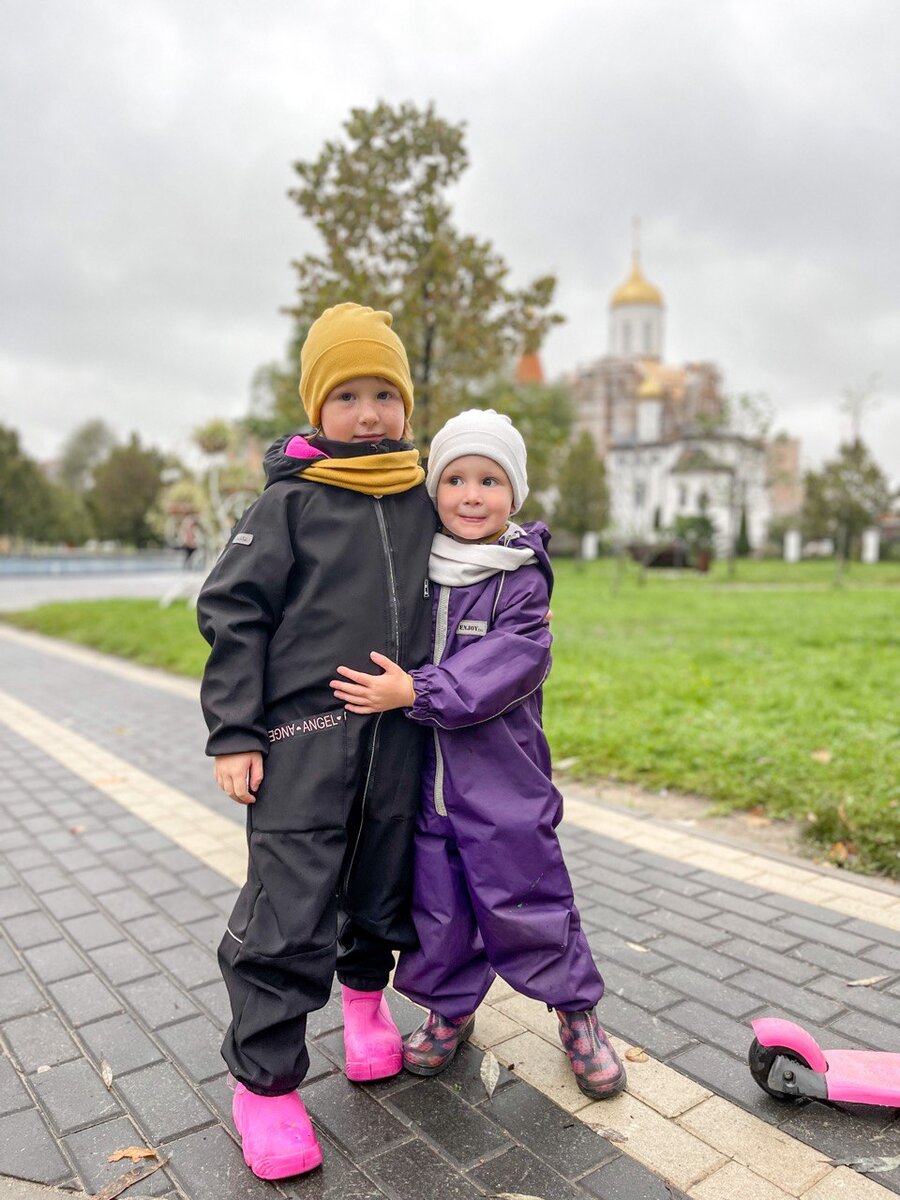 Фиолетовый комбинезон - это просто непромокайка.