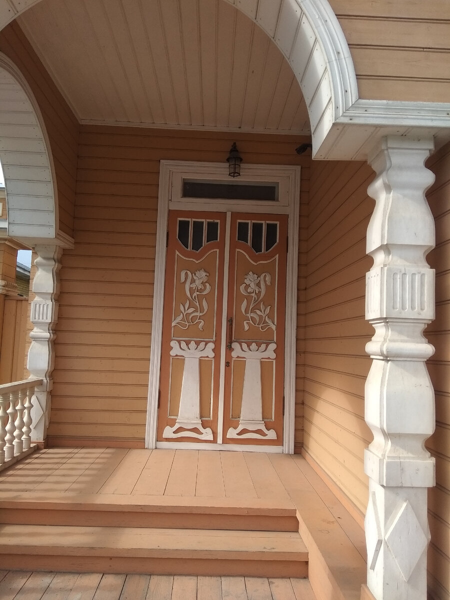 фото автора/Дом с лилиями. Именно эти - оригинальные двери с лилиями. Они сохранились благодаря тому, что в советские времена этот вход был заколочен, что делало дом проще, строже, без буржуазных излишеств.