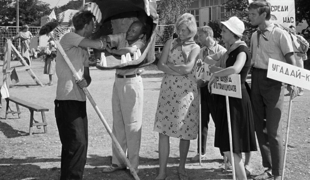 Актер Евгений Евстигнеев (2 слева) в роли Дынина в фильме Элема Климова «Добро пожаловать, или посторонним вход воспрещен». Фото: РИА Новости/ РИА Новости