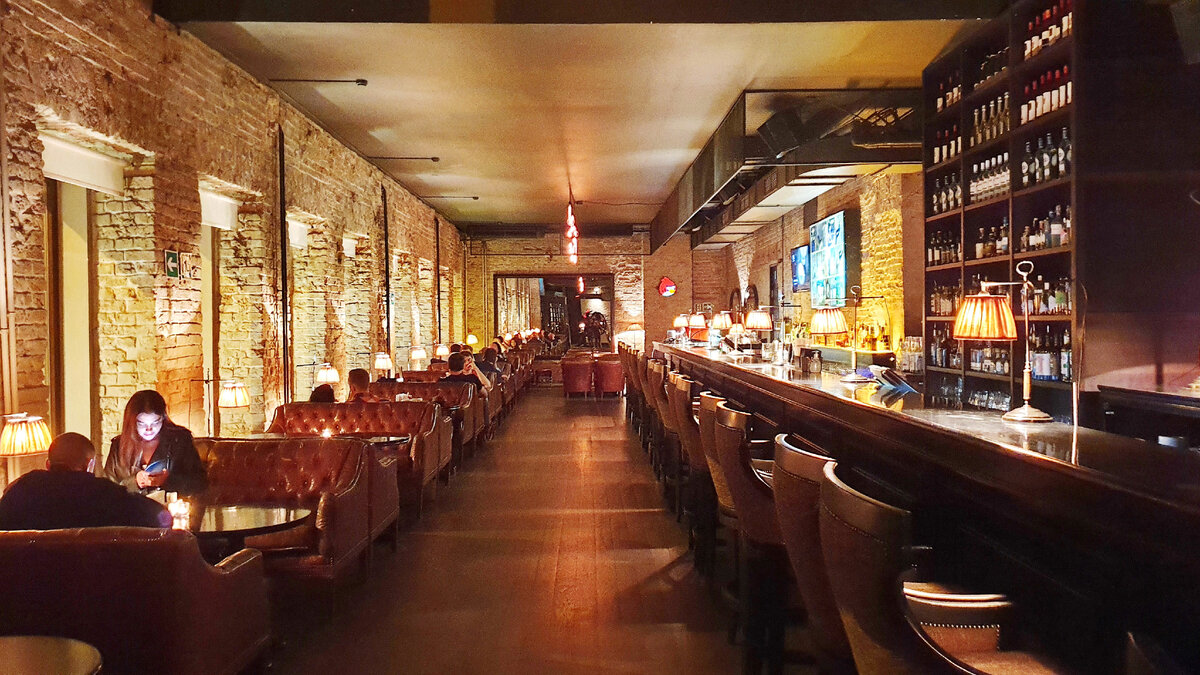 Вид главного зала вечером