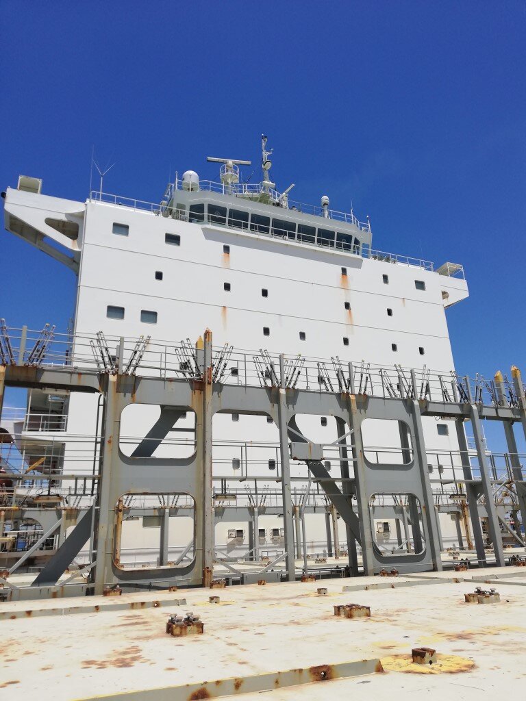 Палубная надстройка - Deck Structure. Ходовой мостик на верхней палубе, над ним антенны и сканеры радаров.