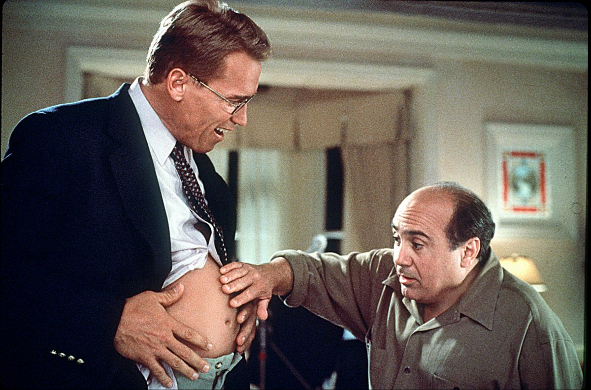 Беременный Арнольд в фильме "Джуниор" 1994 года. Вот у кого нос по ветру! Комедия 27-летней давности превращается в трагедию современности. Молодец Арнольд. 