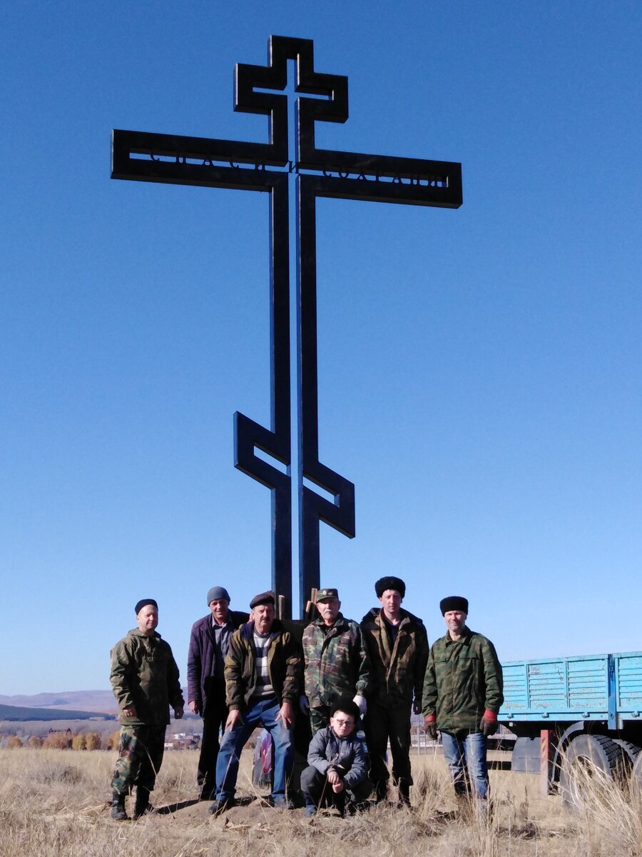 фото автора. Вот и новый крест поклонный на въезде в Верхнеуральск, самый старый город Челябинской области, появился с Божьей помощью.