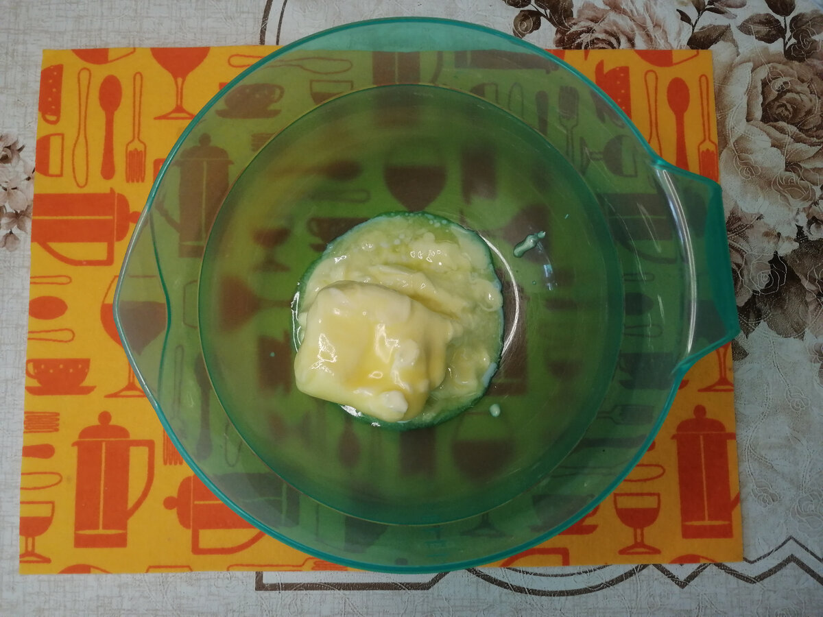 Если ждать некогда, пока масло растопится, можно заранее размягчить его в микроволновке. 