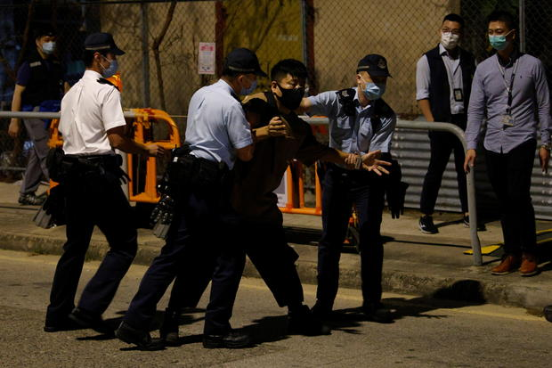 Активист-зоозащитник задержан полицией, когда он пытается увести диких кабанов подальше от ловушек, которые позже были пойманы и уничтожены в соответствии с изменением политики по контролю за животными в городских районах, в Гонконге, Китай, 17 ноября 2021 года.