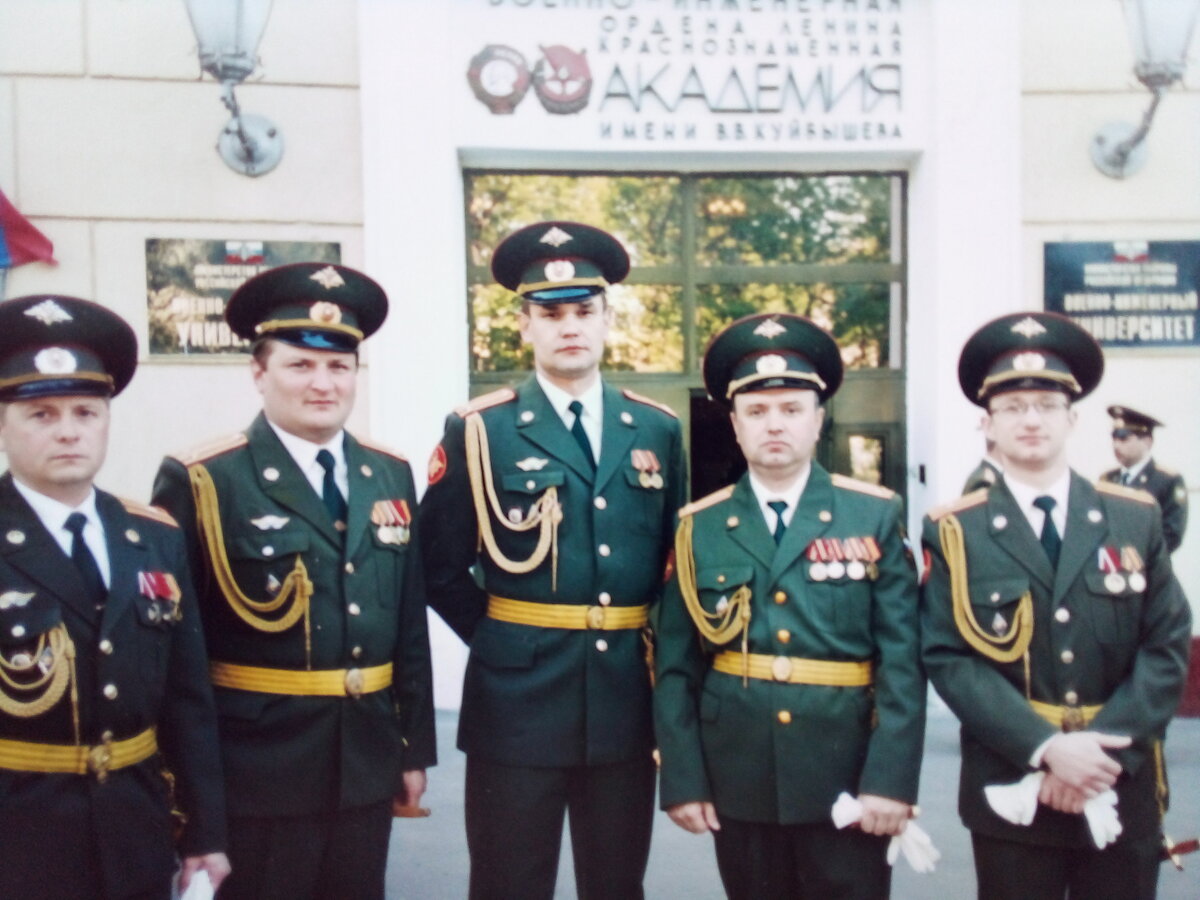 ПЕрвый справа ваш покорный слуга.