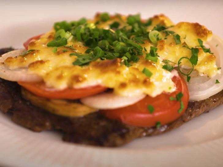 Фото: Мясо по-французски. Кадр из YouTube-шоу Ivlev Chef Channel