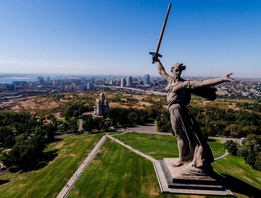 Легендарная скульптура "Родина-Мать зовет!"