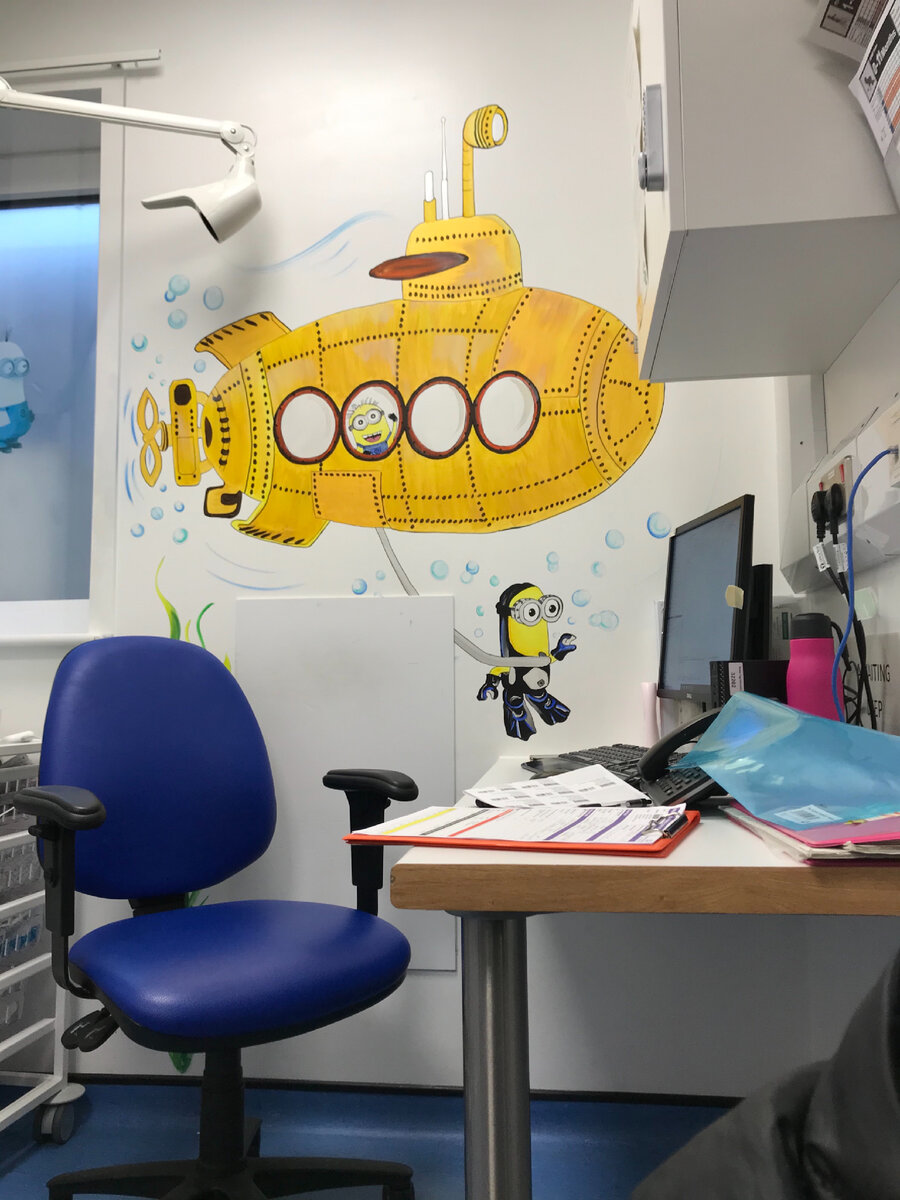 В кабинете детского отделения «скорой». Жёлтая подводная лодка и миньоны вместо участников группы «Битлз». Фотография из личного архива. 