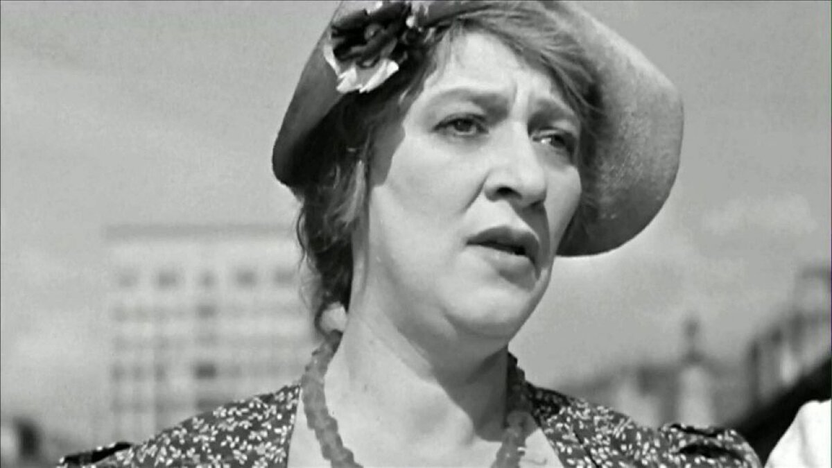 Фаина Раневская никогда не была моим кумиром. Дело в том, что она была человеком совершенно другой эпохи. Я не смотрел ни одного фильма, в котором она снималась, не видел её выступлений в театре.-4