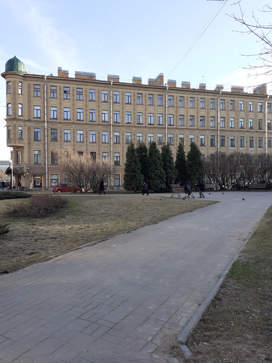 Колмовский сад напротив Кукольного театра сказки.