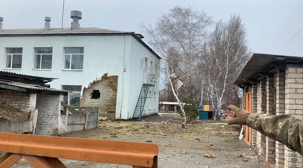voi.com.ua на этой фотографии хорошо видно место попадание снаряда.