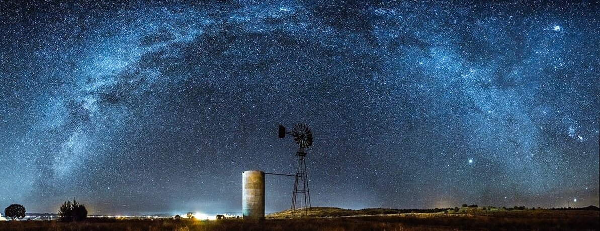                Млечный путь в Аризоне над старой ветряной мельницей. SEANPARKER