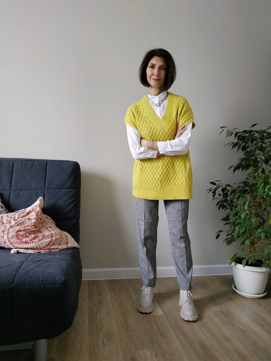 Объемный трикотажный жилет подходит для прямого и слегка приталенного типа фигуры