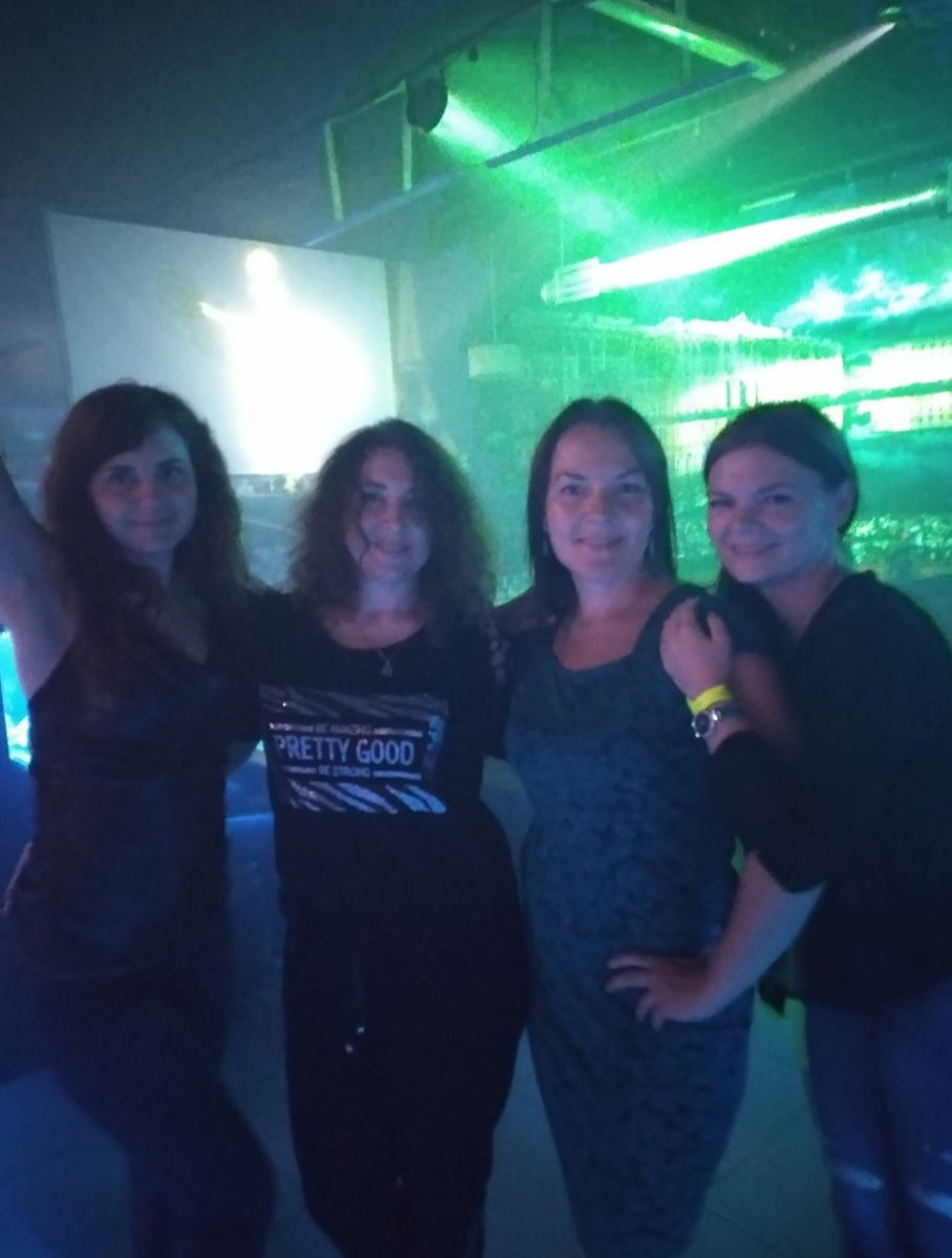 Автор на дискотеке, до пандемии