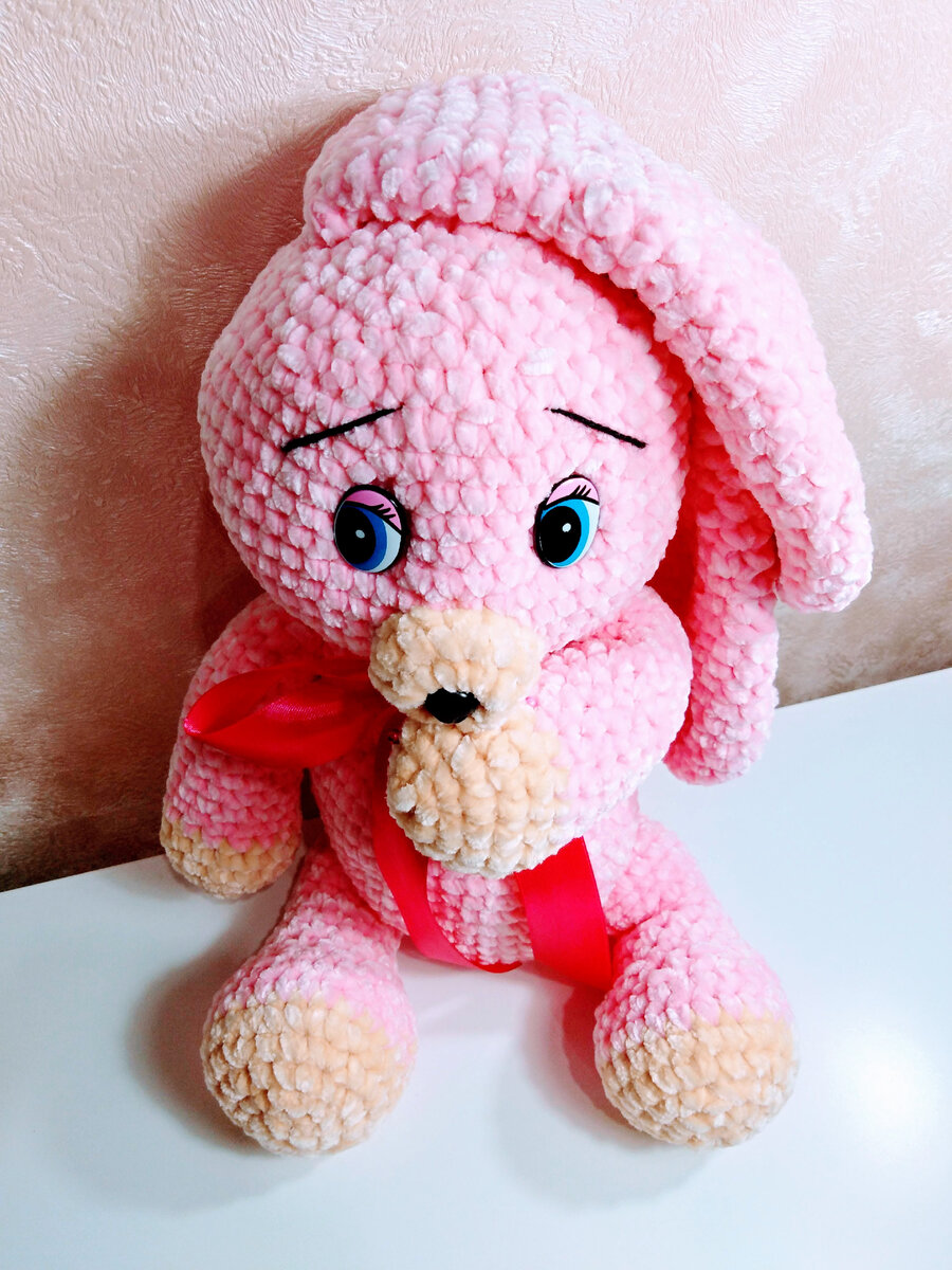 Зайку я вязала из турецкой пряжи LAVITA VELUR в 100 гр. 120 м., цвет-4017 ярко розовый, мне очень понравилось работать с этой пряжей, она не осыпается при вязании. Лапки вязала из пряжи ADELIA DOLLY VELOUR в 100гр.93м, цвет №03 бежевый (можно белый) 