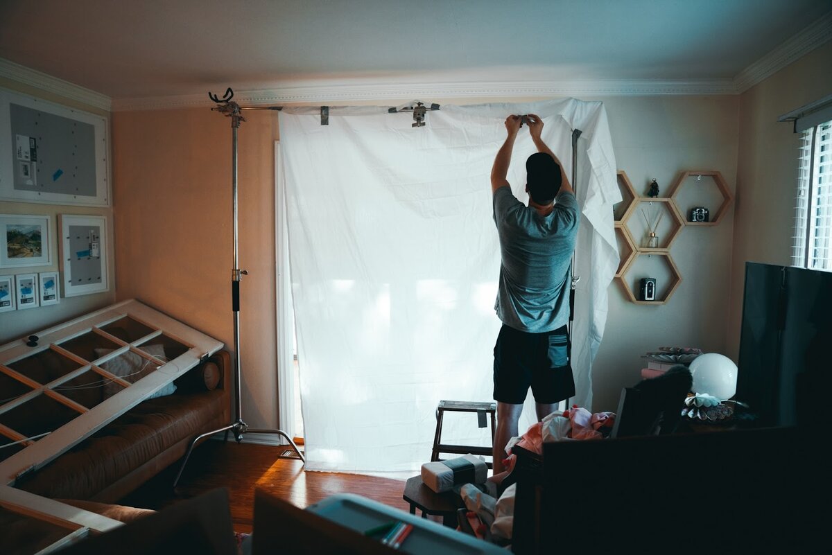 Снять ролик для видеовизитки можно в домашних условиях. Если в квартире нет светлой стены без узоров, понадобится специальный белый фон — его можно арендовать в студии