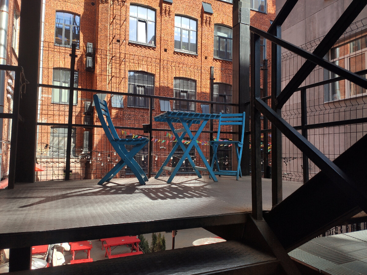 В конце двора нужно подняться по лестнице