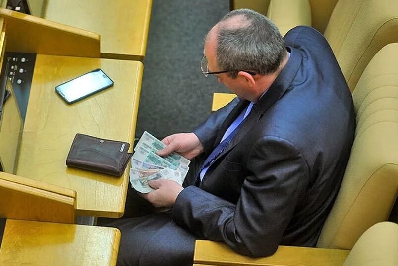 Чиновник - априори обеспеченный человек (иллюстрация из открытых источников)