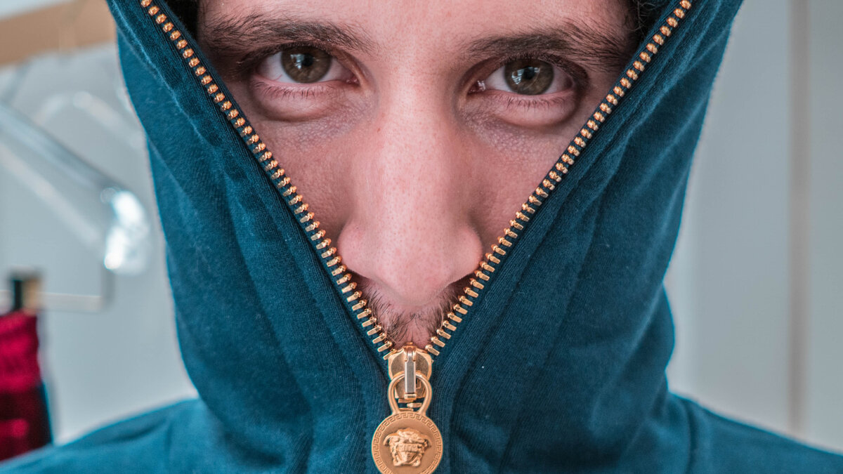 ZIP - это вообще-то молния... (Photo by Mikel Parera on Unsplash)