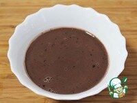     Шоколад поломать на кусочки. Оставшиеся сливки довести почти до кипения и залить шоколад. Накрыть на несколько минут. Хорошо размешать и остудить.