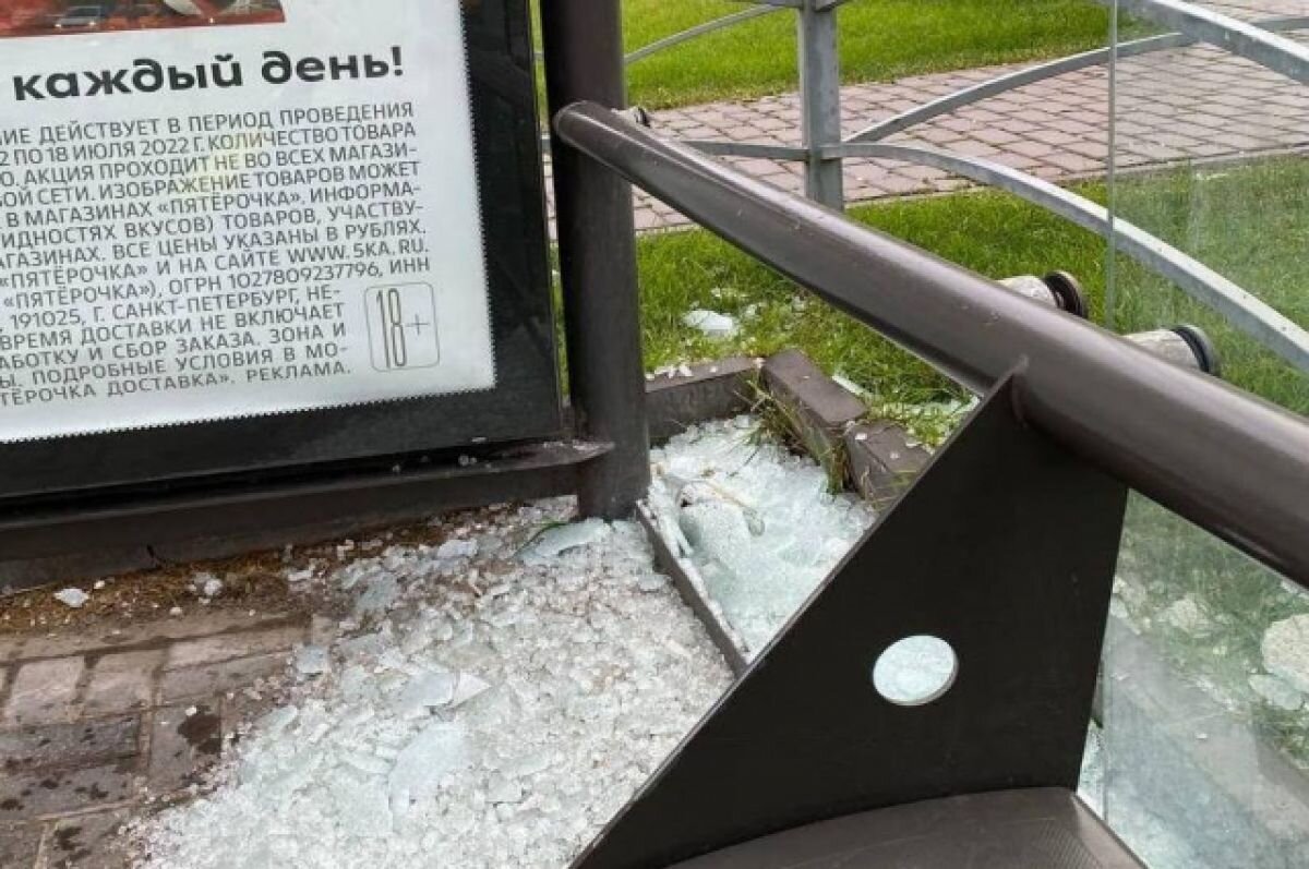    Вандалы вдребезги разбили остановку около Казанского кремля