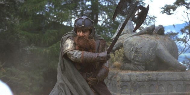 Гимли с топором. Кадр из фильма «Властелин колец: Две крепости»📷
