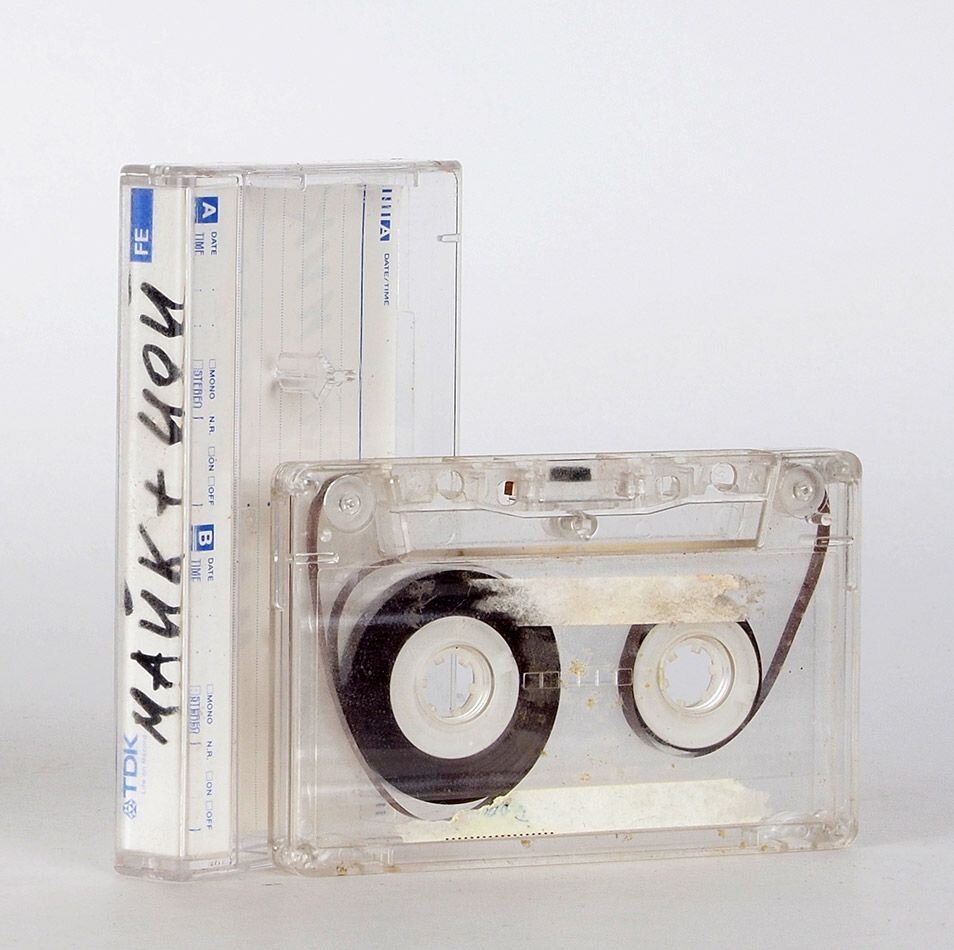 На сайте аукционного дома «Литфонд» появился настоящий раритет. Кто-то выставил кассету с записью квартирника Виктора Цоя и Майка Науменко 1985 года. Пока что её стоимость оценивается в 140 тыс.