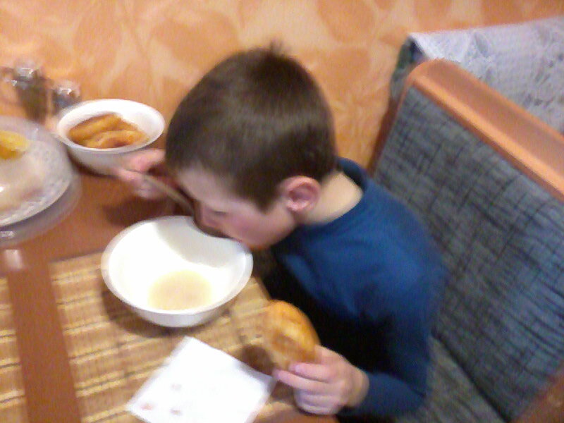 Набегался, разрумянился, кушает активно.)))