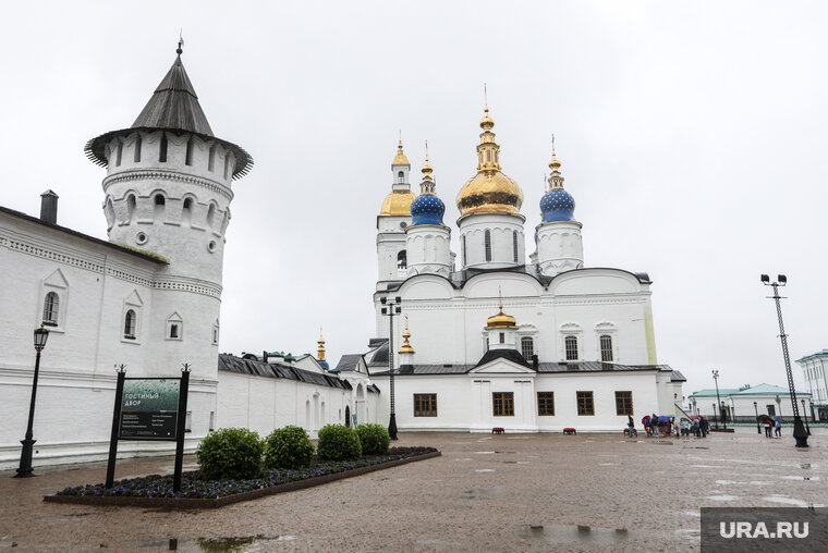    Путешественник заложил в традицию фотографироваться у Тобольского кремля