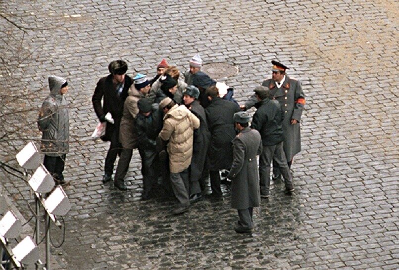 Милиция и прохожие задерживают Александра Шмонова на Красной площади