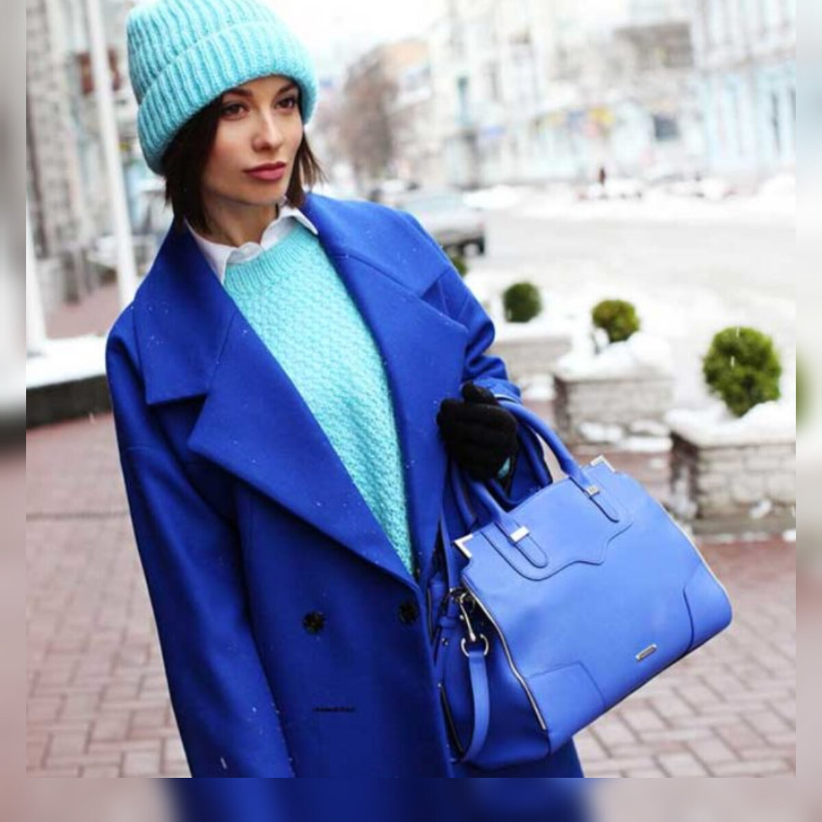 бордовый цвет шапки под синее пальто фото