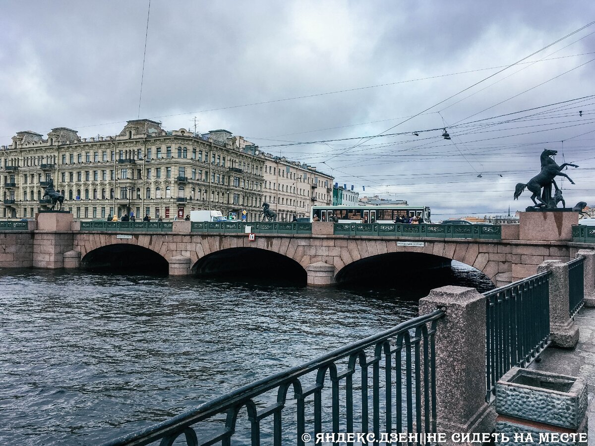 Аничков мост в Санкт-Петербурге. Если присмотреться, можно все четыре скульптуры увидеть