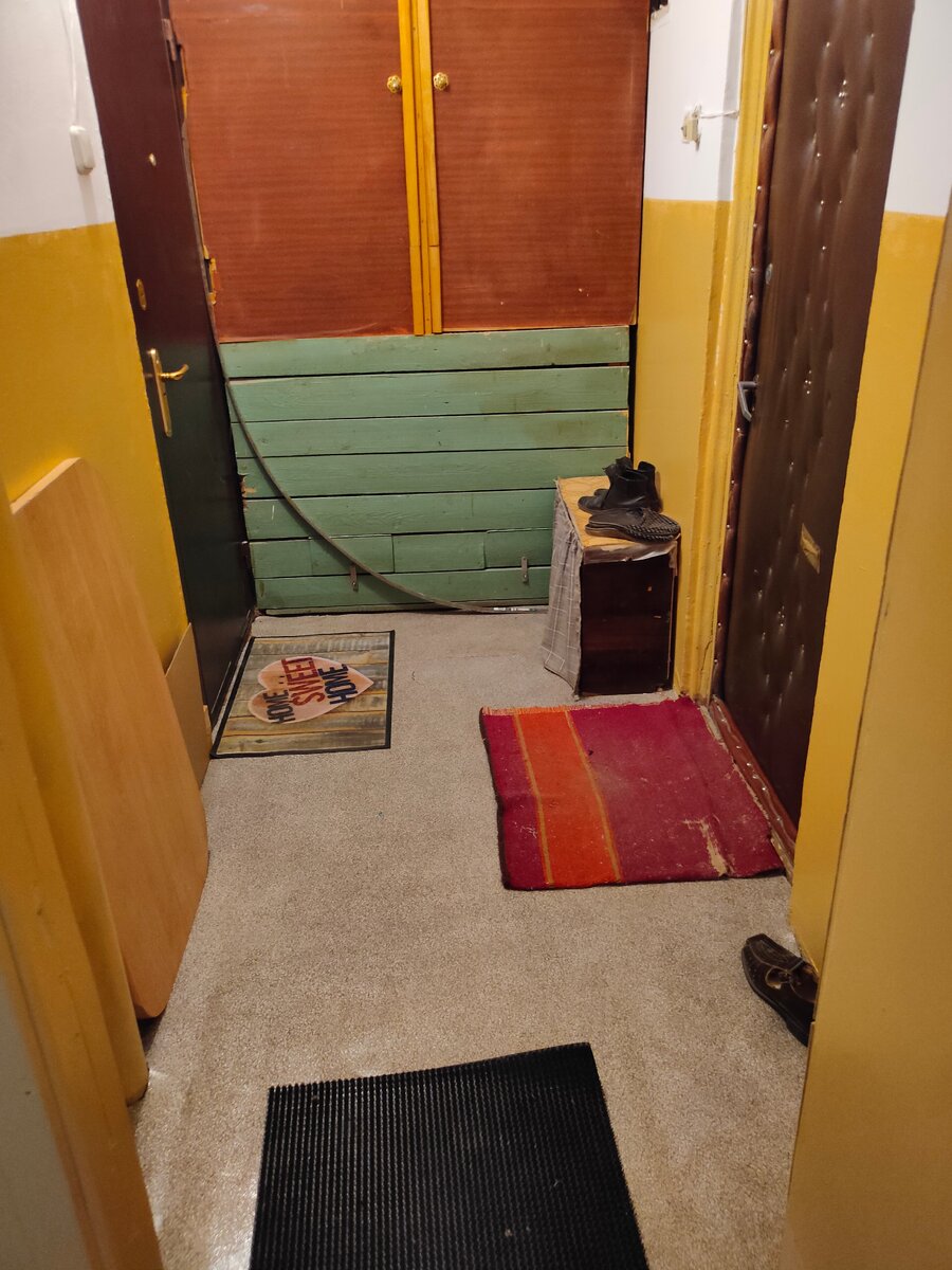 Наш тамбур. У бабули старый коврик, который ужасно сыпется.