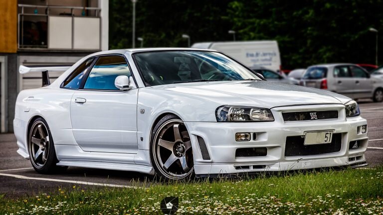 1) Nissan R34 GT-R Династия Nissan GTR уходит корнями в конец 60-х годов и включает в себя одни из лучших автомобилей Японии.