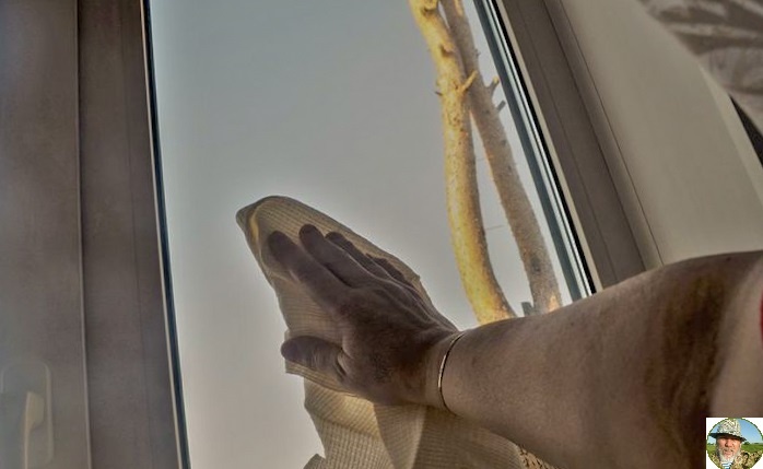 Жена моет окно крахмалом