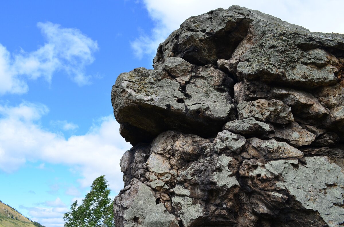 Каменный сфинкс у подножья священной горы Ауштау