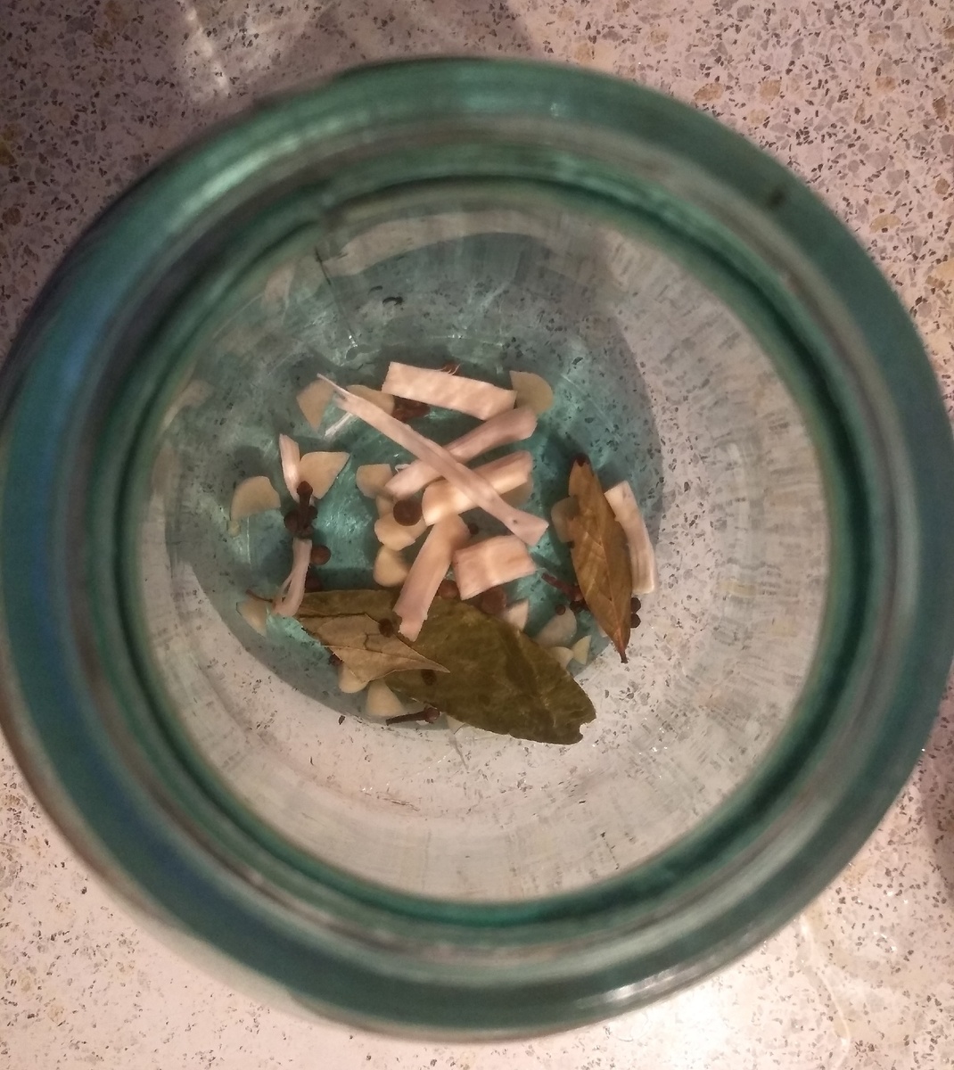 Я  не кладу ни листа смородины, ни укропа!