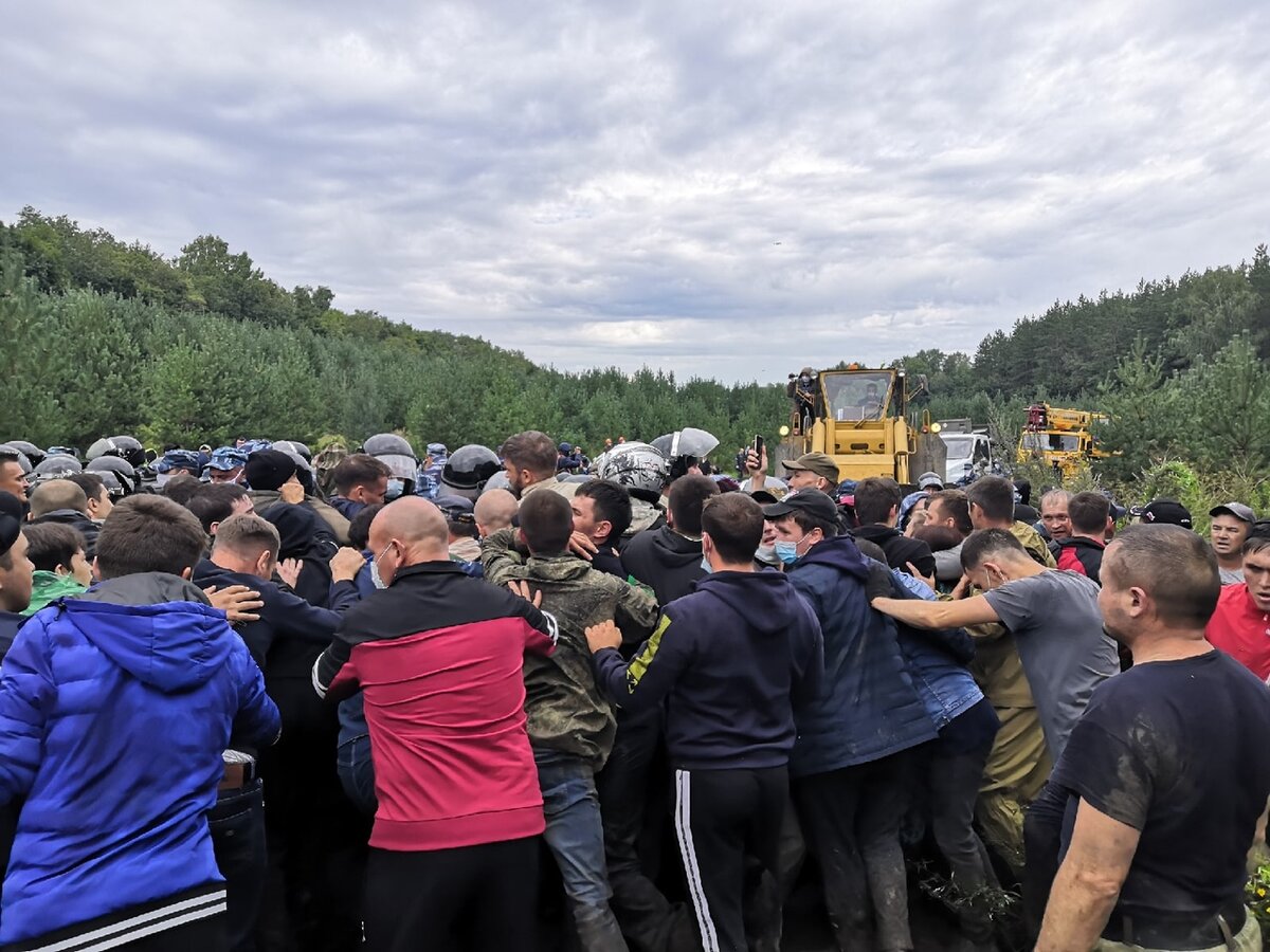 Активисты преградили дорогу технике БСК и силовикам загружается...
