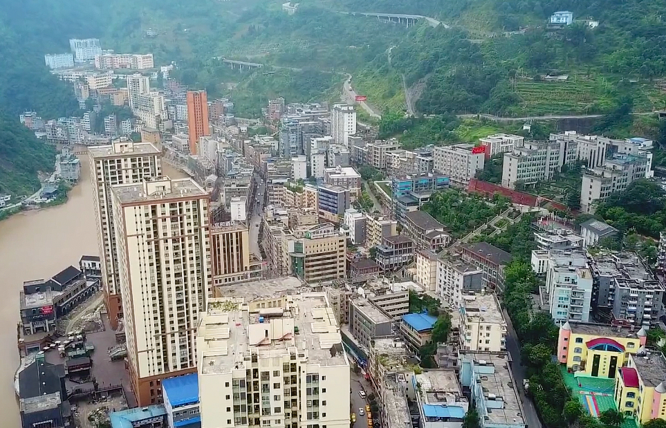 Китайский город на сваях с известного видео оказался не таким уж и пугающим