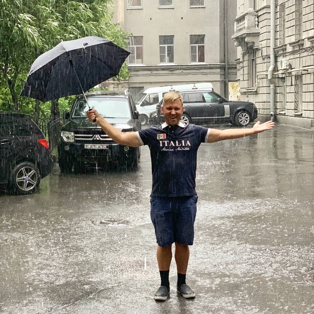 
Как хорошо спуститься на лифте в паркинг, сесть в авто и поехать на работу, а не скрести замерзшими пальцами лёд и снег с лобового стекла.

Клиентам чаще важны доп. метры, чем место для железного коня.
Отсюда и новостройки с заставленными дворами, где негде протиснуться  пожарным и скорым.
Зачем строят надземные и подземные паркинги❓

Есть гос. нормы, для исчисления машиноместа(м/м) на каждый дом. Учитываются уже имеющиеся м/м рядом, надземные паркинги, остальные надо организовать под домом или рядом. Строить подземный паркинг затратно и редко «отбивается».

✅ ЦЕНА
В Петербурге м/м в подземном паркинге на окраине стоит 400-600 тыс. ₽, при себестоимости строительства места в 1000-1200 т.р. М/м можно купить зачастую и через 1-2 г. после строительства. Для застройщиков стройка паркингов убыточна.

В домах бизнес-класса  паркинг – это атрибут, без которого состоятельные покупатели смотреть не будут на дом. Взыскательный покупатель уже столкнулся с домами эконом и комфорт класса. Он знает толк в нюансах и готов переплачивать за удобства.

✅ ТИПЫ МАШИНОМЕСТ 
- по размеру ( для мотоцикла; увеличенные, спаренные места под одну семью),
- по этажности (1 или 2 уровневые или с механическим подъемником).

Есть даже проекты с автопаркингом (ставишь машину в определенное место и робот убирает ее в дебри паркинга, сродни механизированному гардеробу) и лифтом для автомобилей, которые поднимают ценные автомобили на этаж квартиры, но у нас я таких не встречал.

✅ ТИПЫ ПАРКИНГОВ
- наземные
- подземные,
- отапливаемые и нет.
- по типу собственности (где-то м/м выделяется в частную собственность, а где-то вы владеете долей большой парковки и вынуждены просить согласия других собственников при продаже своего).

✅ КАК ВЫБИРАТЬ М /М❓
Обычно места распределяются между колонн по 3. Рекомендую выбирать ближнее место у колонны - меньше риск, что ваш а/м будет поцарапан.

В идеале - выделенное место между колонн, но такие варианты редкость в одном паркинге.

Само собой, что ориентироваться надо на лифт и выезд из паркинга.  Подумайте: как  будете заезжать, парковаться, идти до лифта с покупками.

✅ ЧТО ВЫГОДНЕЕ: ПОКУПАТЬ ПАРКИНГ ИЛИ СНИМАТЬ ❓ Что Вам удобно и есть ли свободных средства?

Цикл владения квартирой около 5-7 лет, за счет интенсивности жизни срок может быть уменьшен.  Есть смысл арендовать паркинг, чтобы при будущей продаже паркинг не стал обузой, которая не сильно востребована новыми покупателями. Продавать паркинг отдельно удовольствие то еще. Срок окупаемости в среднем- 10 лет. Выводы делайте сами.

✅ ИНВЕСТИЦИИ В ПАРКИНГ
В доме бизнес или премиум класса паркинг продается к квартире и не всегда в свободной продаже. Бывали случаи, когда мест не хватало, а дом дорогой и за м/м готовы были платить 5 млн руб при стартовой цене в 1,5 млн руб.

✅ КОЛИЧЕСТВО МАШИНОМЕСТ В ДОМЕ . Зависит от типа дома (на бизнес и премиум строят больше парковку). Идеальное соотношение 1:1, но это редкость и не во всех премиумных домах. В среднем доме эконом/комфорт класса соотношение будет на 10 квартир – 3 м/м, а где парковать остальные предлагается думать самостоятельно, это такой увлекательный квест на каждый вечер😉

✅КОМУНАЛЬНЫЕ ПЛАТЕЖИ Зависят от площади помещения, отапливается ли оно, количества пользователей и не в последнюю очередь - жадности УК.

В среднем доме комфорт класса комуналка будет ~ 2т.₽ за место, а бывает и дороже.

✅ ПОКУПКА МАШИНОМЕСТ
может быть:
- за полную стоимость
- в рассрочку до конца строительства (бывает иногда и за рамки сроков сдачи выходит, особенно если м/м много)
- в ипотеку, ставки схожи со ставками на коммерцию.

🔥Часто застройщики за счет паркингов делают акции и скидки (паркинг в подарок, скидка на паркинг, второй паркинг в подарок – я лично согласовывал для клиента к дорогой квартире бесплатное м/м).