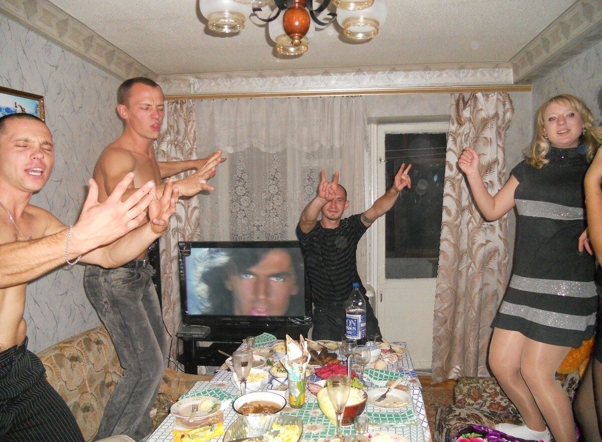 Пьяное застолье в деревне