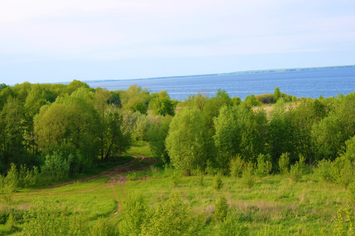 Красота реки и вид на нее с глухой деревни, в которую мы случайно забрели, здесь еще живут люди, показываю